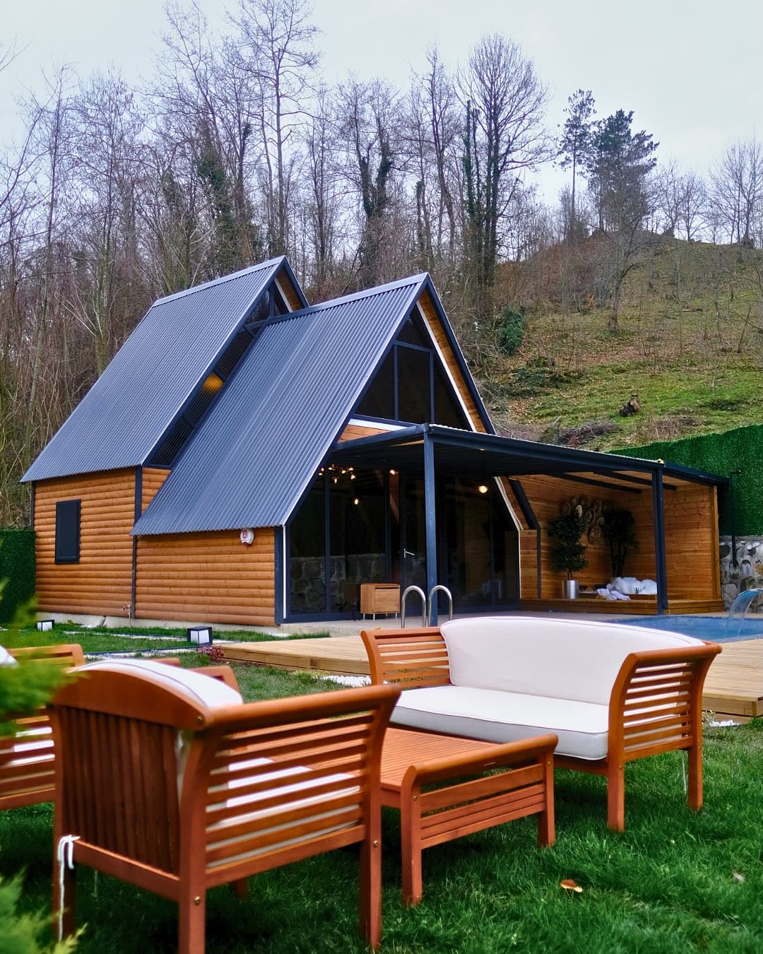 Bahçede güneşlenme şezlongları — DİES Bungalov Sapanca
