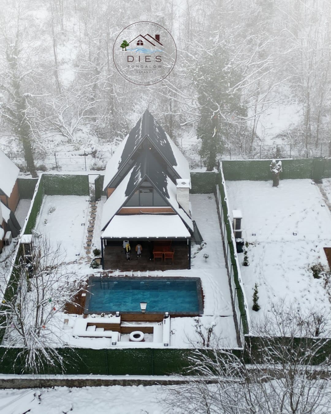 Karlı günde havuz (havadan) — DİES Bungalov Sapanca