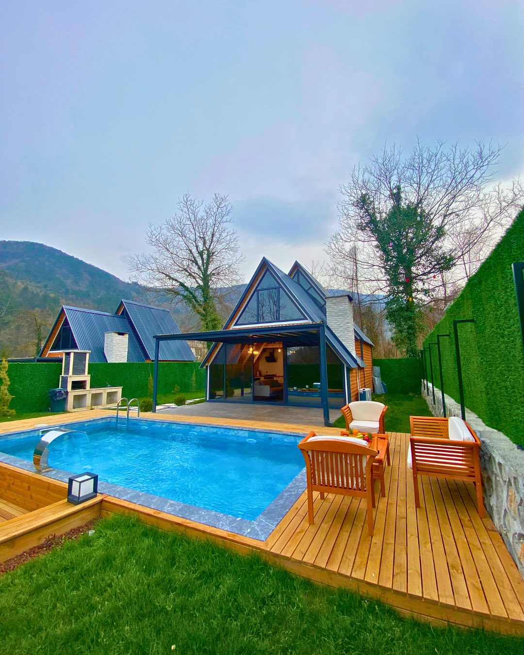 Sapanca'da A-frame bungalovlar, özel havuz, ahşap teras ve doğa manzarası
